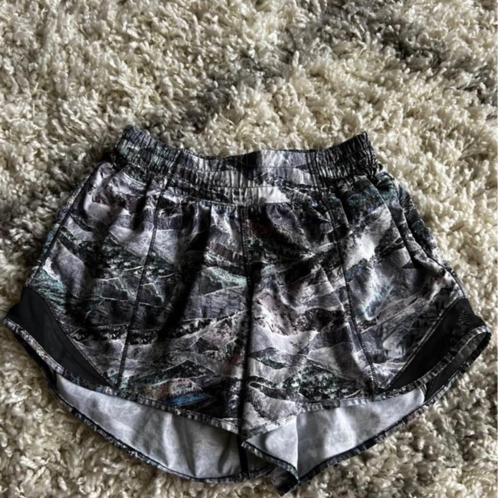RARE Lululemon Hotty Hot Short II *Long 4" Springscape Multi / Obsidian
